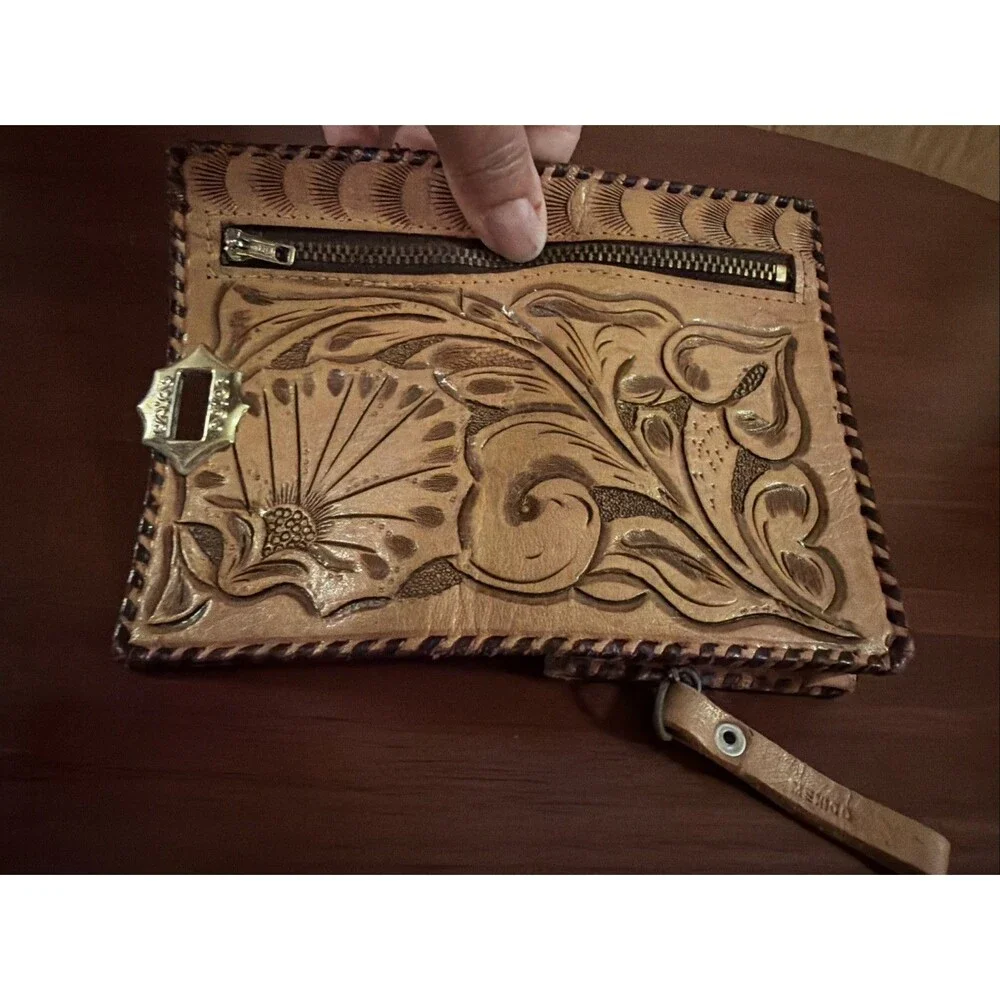 Vintage small leather Purse/Wallet Clasp zipper.  Mexico. Beautiful Hand Tooled!